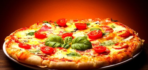 Пицца в домашних условиях с колбасой, сыром и помидорами