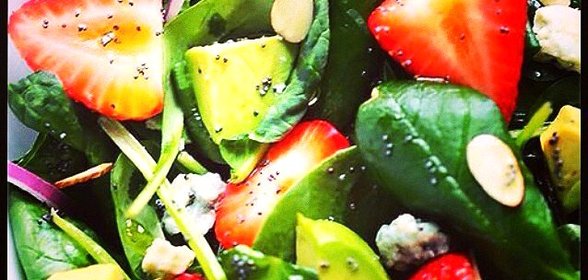 Салат с клубникой, авокадо и шпинатом