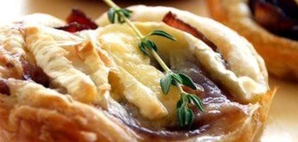 Тарталетки с красным луком и сыром