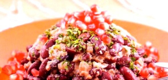 Фасоль с гранатом и орехами