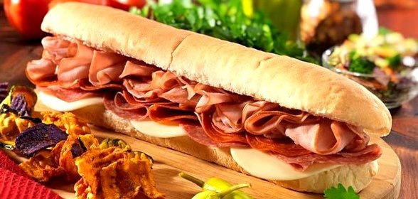 Бутерброды с колбасой и помидорами