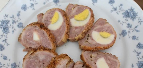 Мясной рулет с яйцом