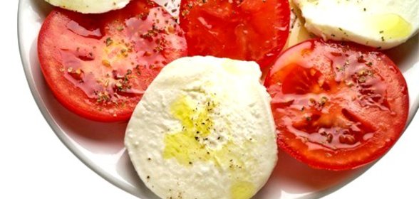 Капрезе с жареными в бальзамическом уксусе томатами