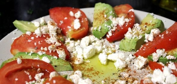 Салат с авокадо, помидорами и фетой