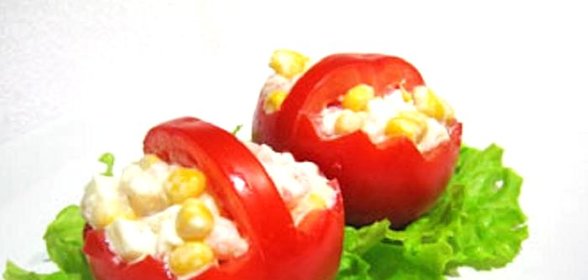 Салат с яйцами и кукурузой в лукошке