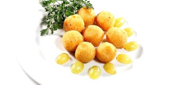 Сырные крокеты с миндалем и горчичным соусом