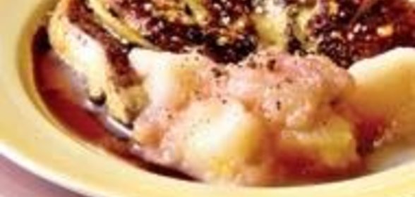 Горячая закуска из фуа-гра и яблок с соусом из ривзальта