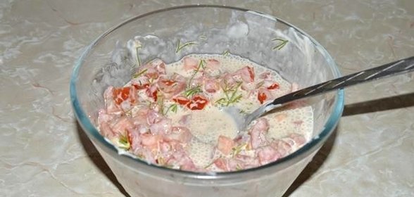 Лёгкий салат с чесноком и помидорами