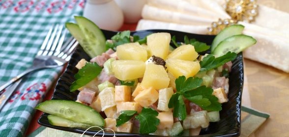 Салат с ананасом, ветчиной и сыром