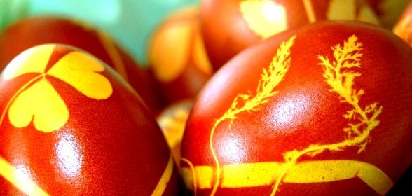 Красные яйца на пасху