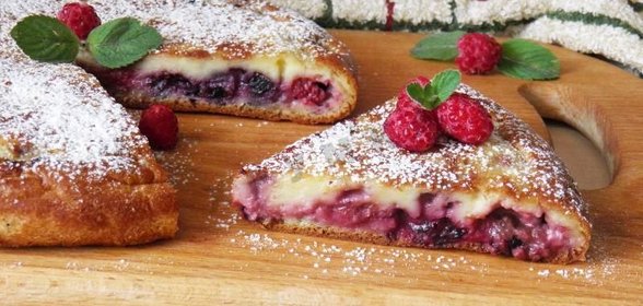 Пирог с ягодами в мультиварке