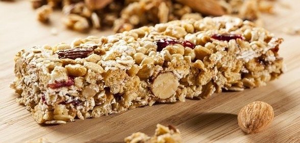 Протеиновый батончик с овсяными хлопьями и орехами