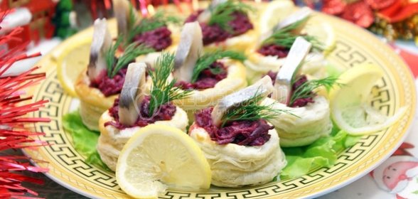 Волованы со свёклой и сельдью