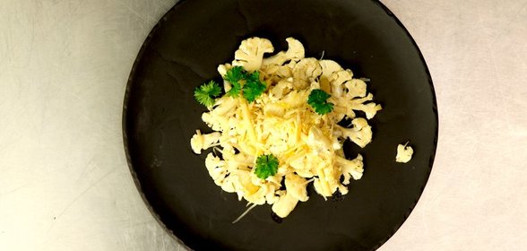 Карпаччо из цветной капусты с соусом пондзу и пармезаном