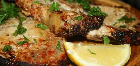 Свиная котлета на косточке с паприкой и кунжутом на липовой дощечке на мангале