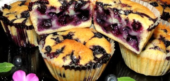 Маффины с белым шоколадом и черникой