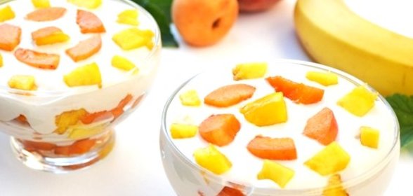 Творожный десерт с фруктами