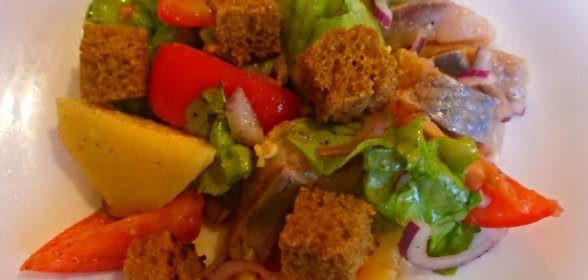 Картофельный салат с сельдью и ржаными гренками