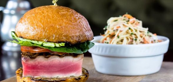 Бургер с тунцом и салатом коул-слоу