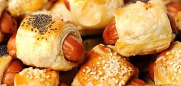 Сосиски в тесте с сыром и луком