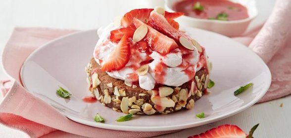 Кофейный бисквит со сливочным кремом и клубничным соусом