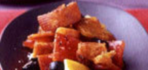 Салат из запеченного перца с крутонами