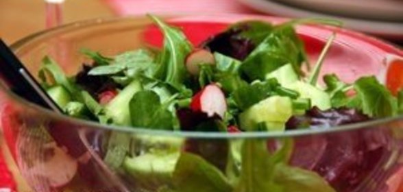 Салат весенний с редисом и шпинатом