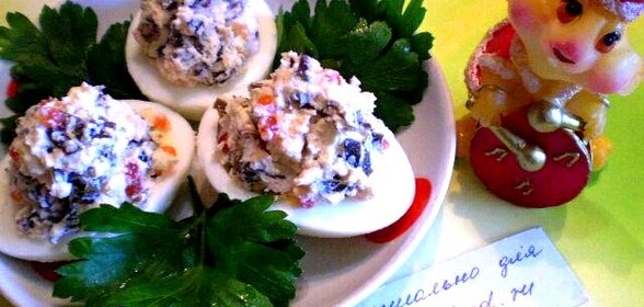 Яйца фаршированные ламинарией и красной икрой