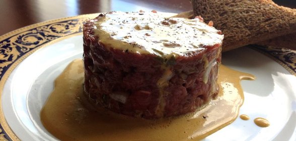 Тар-тар из говядины с заправкой винегрет из желтков