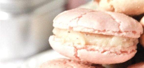 Клубничные пирожные макароны