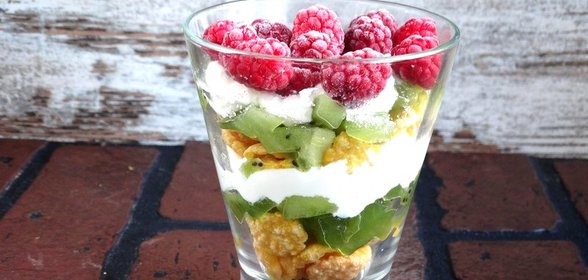 Десерт с киви и малиной